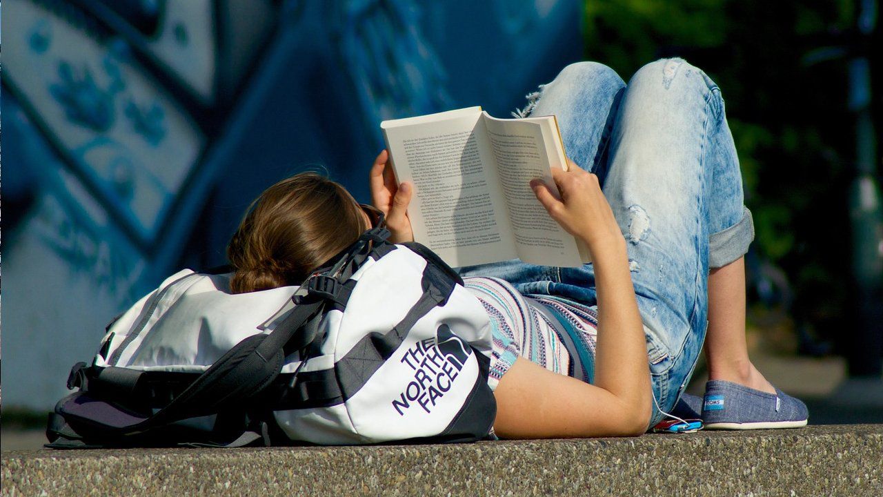 Lesen auf dem Bebelplatz Berlin