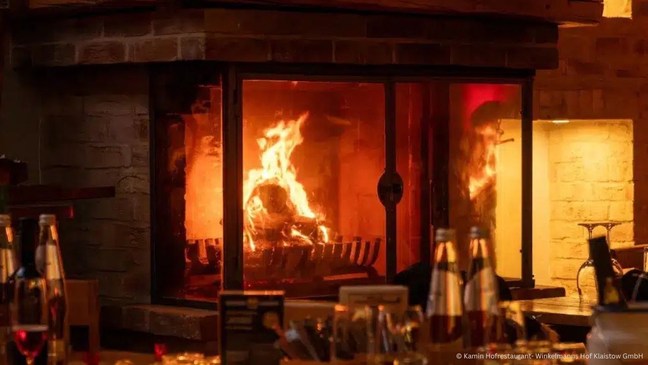 Kaminfeuer im Hofrestaurant auf dem Hof in Klaistow
