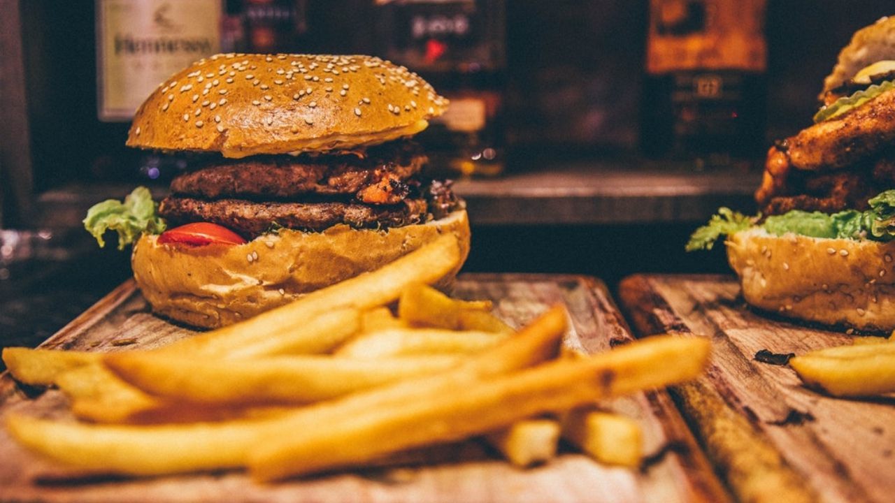 Burger mit Pommes