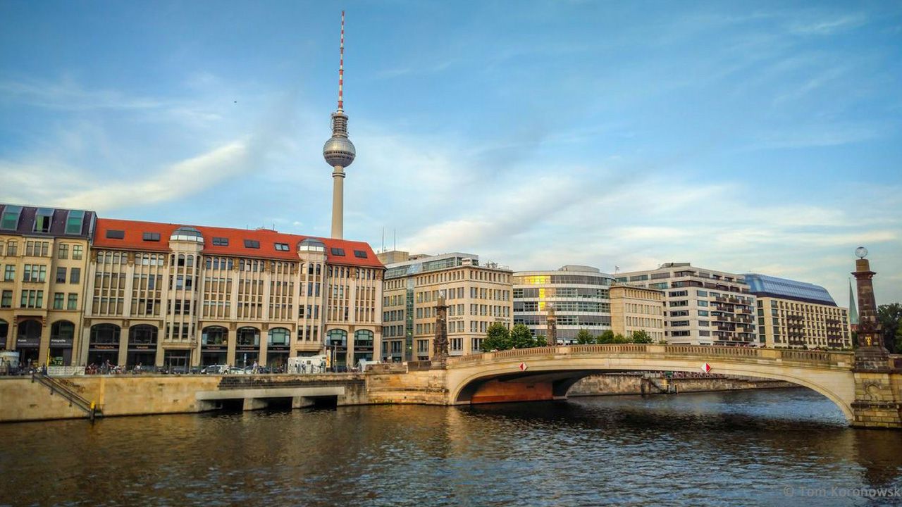 Besuchen Sie den Fernsehturm in Berlin mit Restaurantplatz.