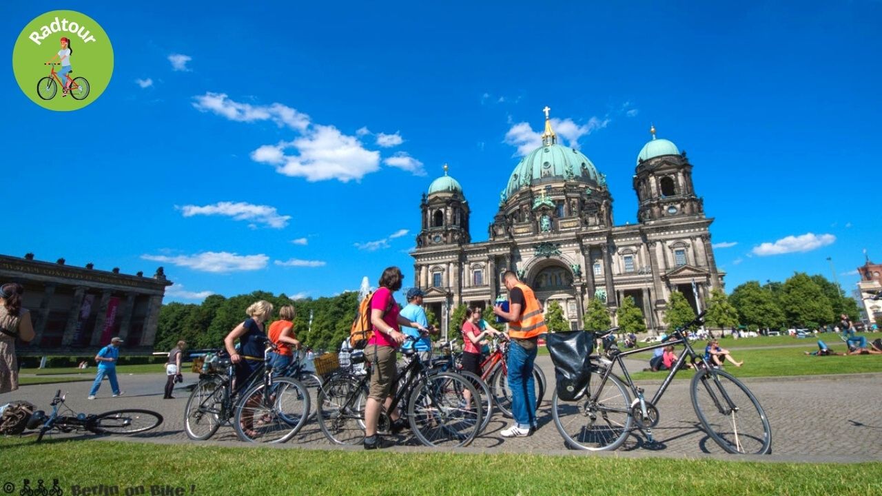 Schüler bei einer Radtour am Berliner Dom.