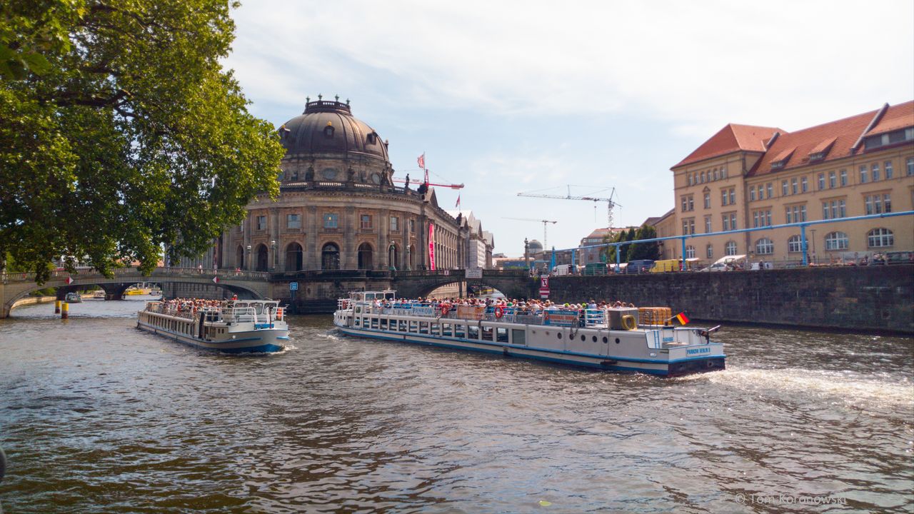 Schifffahrt auf der Spree vorbei am Berliner Dom.