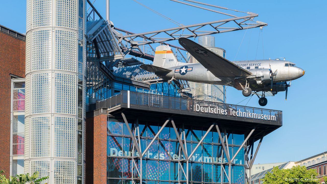 Der Rosinenbomber vom Typ Douglas C-47 B „Skytrain“