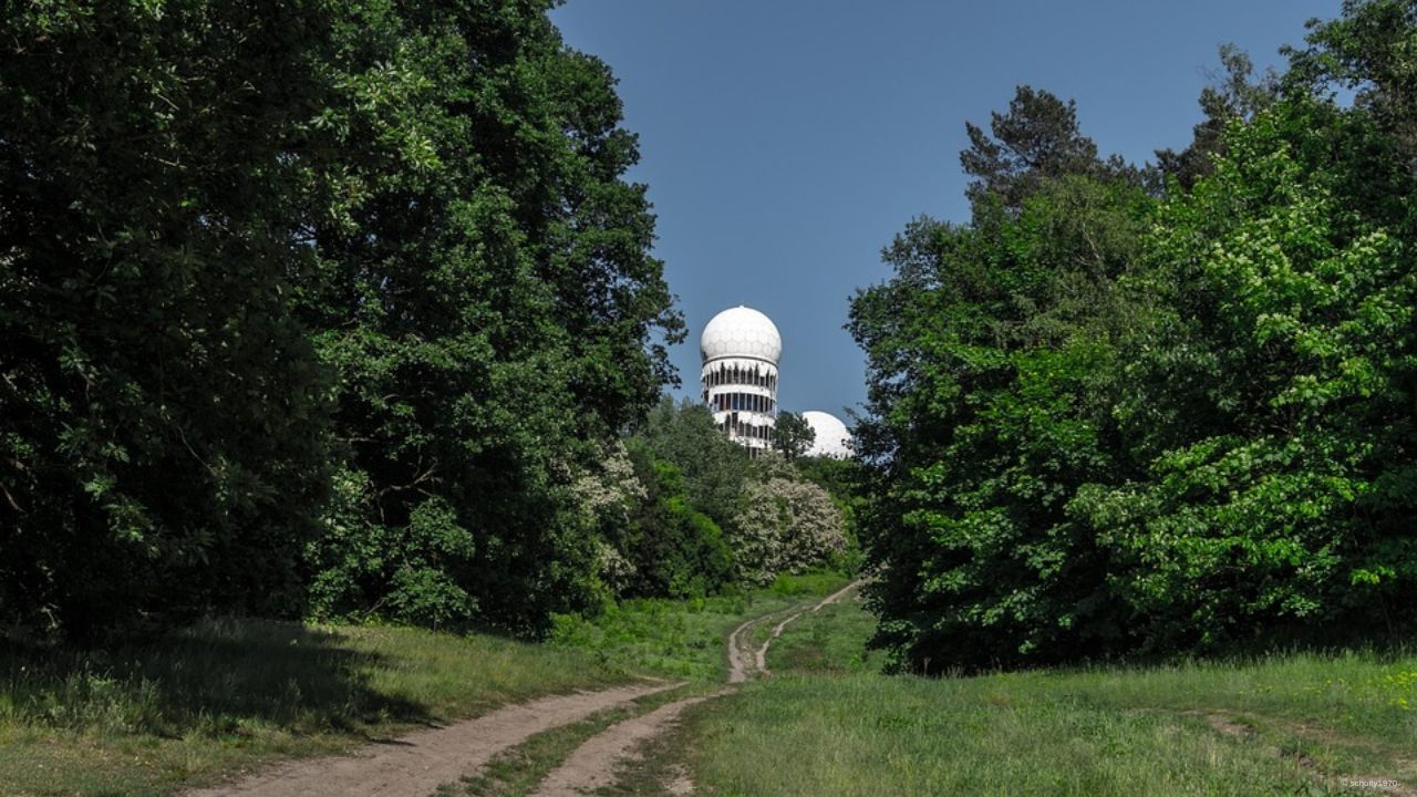 Der Teufelsberg Berlin mit Abhörstation.